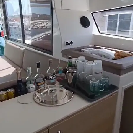 Isle Of Roses Botel